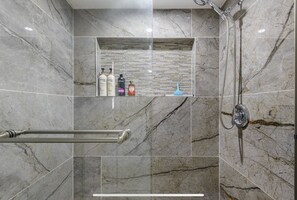 Dusche, Haartrockner, Bidet, Handtücher