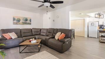 Een smart-tv, een open haard, tafelvoetbal en een tafeltennistafel