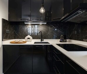 Fridge, microwave, oven, stovetop - Stunning apartment with balcony & lift (Paris)