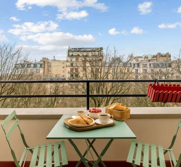 Outdoor dining - Stunning apartment with balcony & lift (Paris)