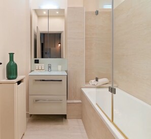 Bathtub, hair dryer, towels, shampoo