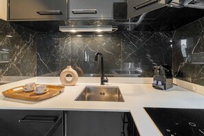 Jääkaappi, mikroaaltouuni, uuni, liesi