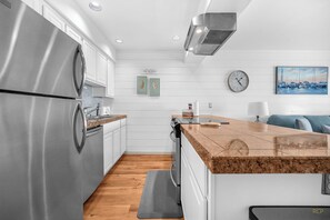 Køleskab, mikrobølgeovn, ovn, kogeplade