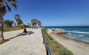 Plage à proximité, chaises longues