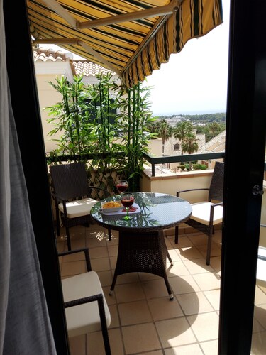 Beautiful, bright apartment with sea-view terrace for 4 people