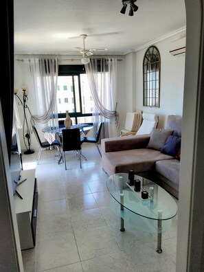 Smart TV, books - Beautiful, bright apartment with sea-view terrace for 4 people (Orihuela)