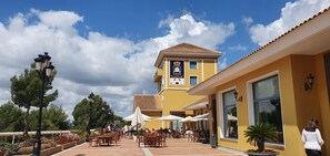 Outdoor dining - Beautiful, bright apartment with sea-view terrace for 4 people (Orihuela)