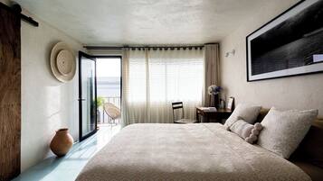 Deluxe Room | 1 bedroom, in-room safe, individually furnished, desk