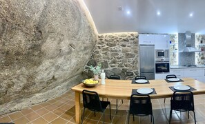 Een koelkast, een microgolfoven, een oven, een vaatwasser