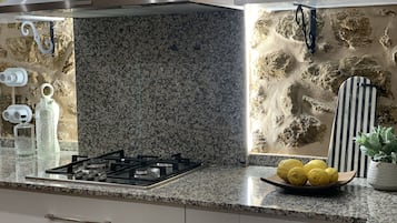 Een koelkast, een microgolfoven, een oven, een vaatwasser