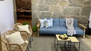 Télévision, baby-foot, table de tennis de table