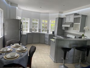 Kühlschrank, Ofen, Herdplatte, Wasserkocher