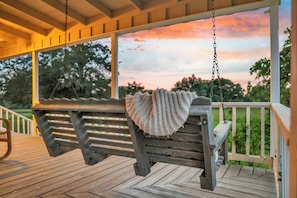 Terrace/patio - Luxury Farmhouse & Guesthouse / 6mil to The Square (Round Top)