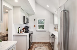 Fridge, microwave, oven, stovetop - Luxury Farmhouse & Guesthouse / 6mil to The Square (Round Top)