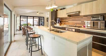 Modern Villa Family Fun Jacuzzi, Pool & Garden