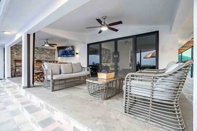 Modern Villa Family Fun Jacuzzi, Pool & Garden