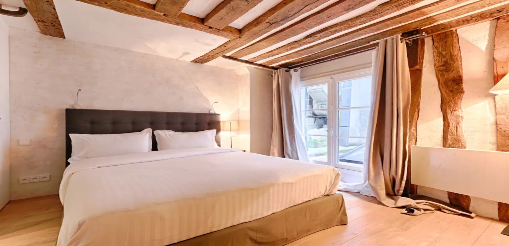 1 slaapkamer, een bureau, een strijkplank/strijkijzer, reisbedje