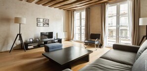 Smart-TV, DVD-spiller, bøker og stereoanlegg