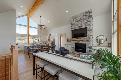 Luxury Lake Escape w/Lake Access & Indoor Pool