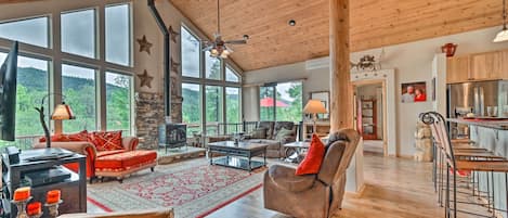 TV, fireplace