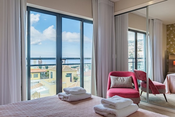 1 quarto, ferros/tábuas de passar roupa, berço de viagem