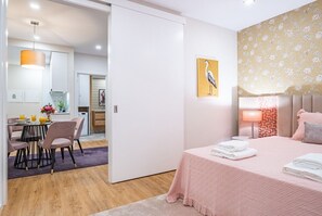 1 quarto, ferros/tábuas de passar roupa, berço de viagem