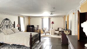 3 bedrooms, desk, iron/ironing board, free WiFi - Historic Colonial on Willard Brook. (Townsend)