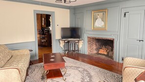 テレビ、書庫、PC モニター