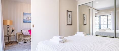 1 habitación, tabla de planchar con plancha y cuna de viaje