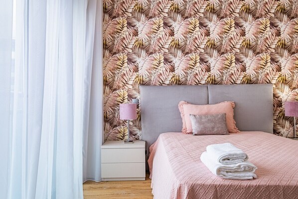 1 chambre, fer et planche à repasser, lit de bébé portatif