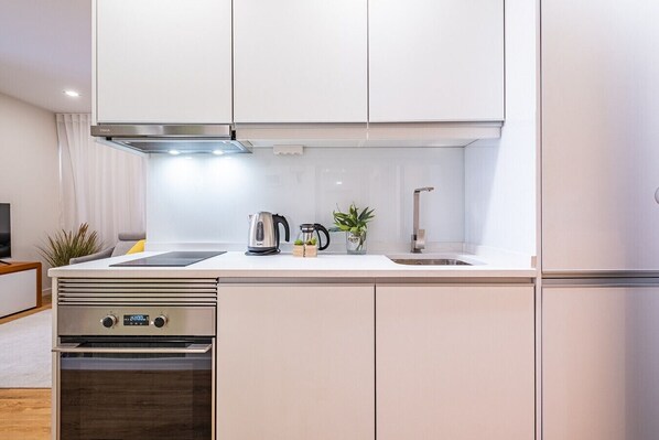 Fridge, microwave, oven, coffee/tea maker