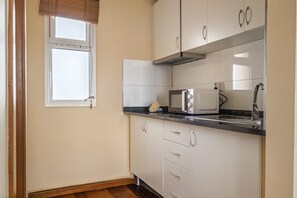 Geladeira, micro-ondas, cooktop, cafeteira/chaleira