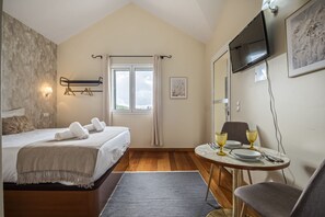 1 quarto, ferros/tábuas de passar roupa, berço de viagem