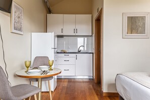 Refrigerador, microondas, cafetera/tetera, tetera/pava eléctrica