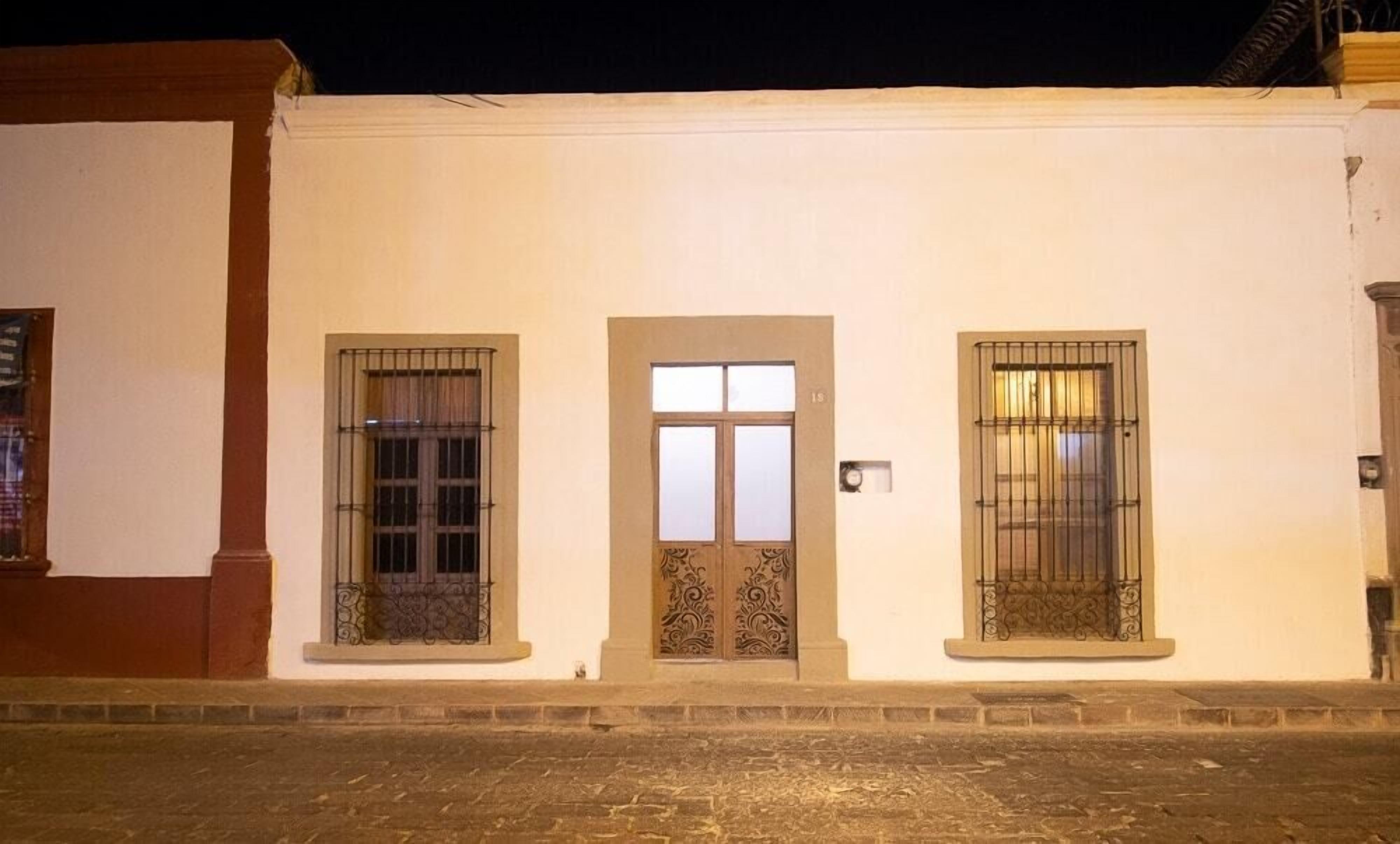 Vista frontal de la propiedad