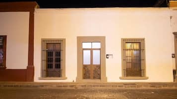 Vista frontal de la propiedad