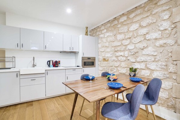 Fridge, oven, stovetop, dishwasher - Bel appartement - proche Tour Eiffel (Paris)