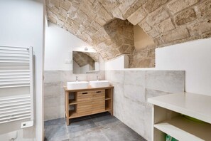 Regadera, secadora de cabello, toallas