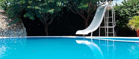 Piscine extérieure, parasols, chaises longues