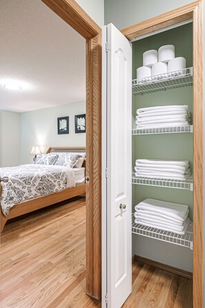 8 chambres, bureau, fer et planche à repasser, lit parapluie