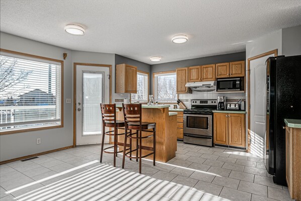 Refrigerador, microondas, horno y parrilla de estufa 