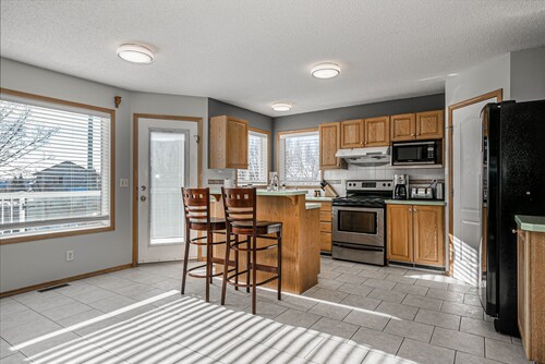 Entire large house! 8 bedrooms & 4Baths! Close to airport!