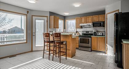 Entire large house! 8 bedrooms & 4Baths! Close to airport!