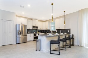 Fridge, microwave, stovetop, dishwasher - Amazing 6 bedroom house, private pool,  near several Disney’s attractions (Davenport)