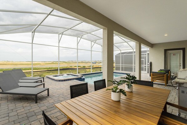 Outdoor dining - Amazing 6 bedroom house, private pool,  near several Disney’s attractions (Davenport)