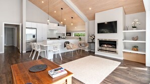 A modern kitchen with white cabinets, a central island, and pendant lighting. - Seaside Serenity - Kerikeri Holiday Home (Kerikeri)