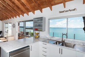 Fridge, microwave, dishwasher, toaster - Nelson's Lookout - Russell Holiday Home (Russell)