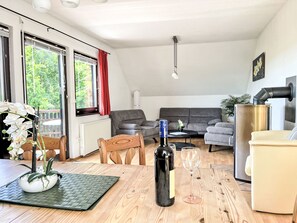 Una televisión de pantalla plana, una chimenea, un futbolín