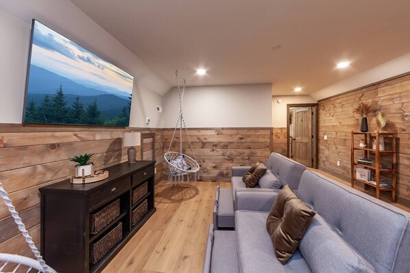 Smart TV, fireplace, video games - Luxe Waterfront Mtn Views Bowling Pool Pickleball (Sevierville)