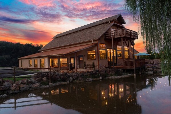 Exterior - Luxe Waterfront Mtn Views Bowling Pool Pickleball (Sevierville)